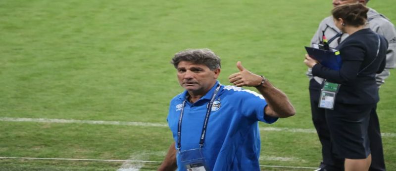 Renato durante o reconhecimento do gramado